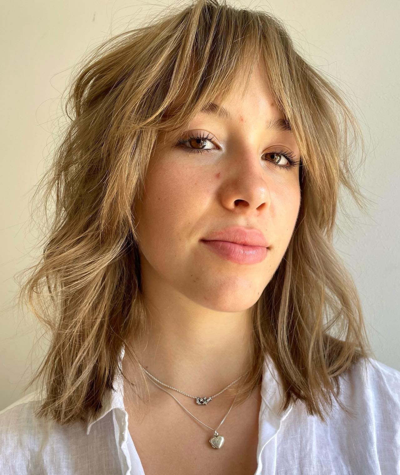 Shaggy Medium Hairstyle with Bottleneck Bangs